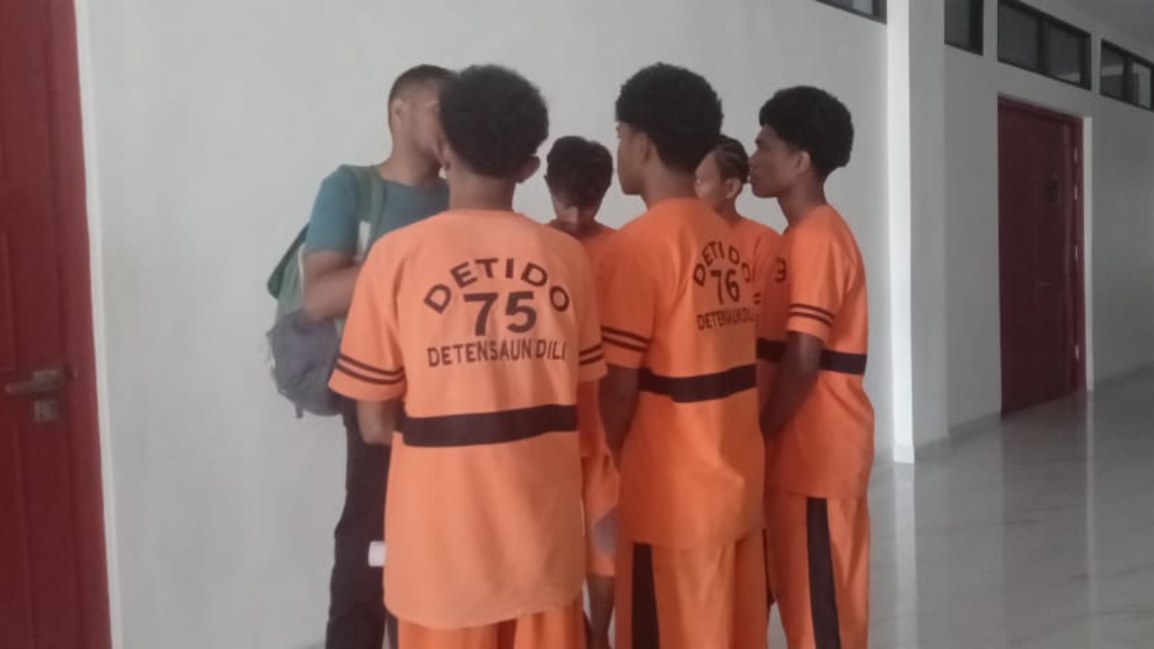 5名被告因殴打他人被罚400美元