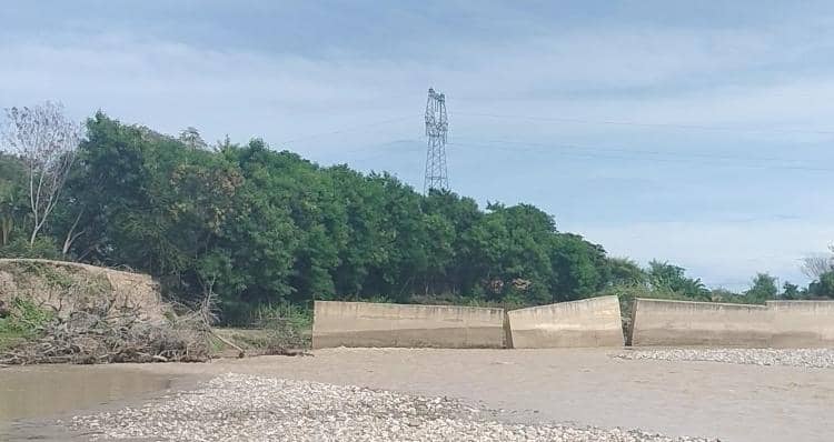 塞卡尔村长：河水威胁油罐、稻田和房屋