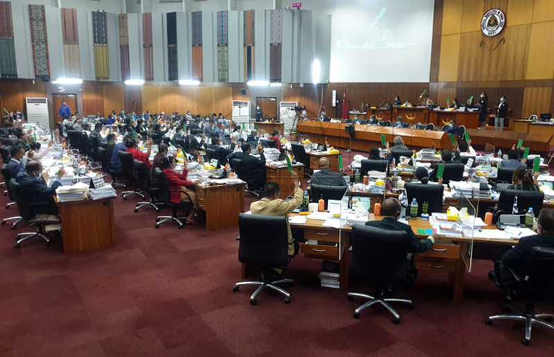 议会党团指定26名议员组成休会期间常设委员会