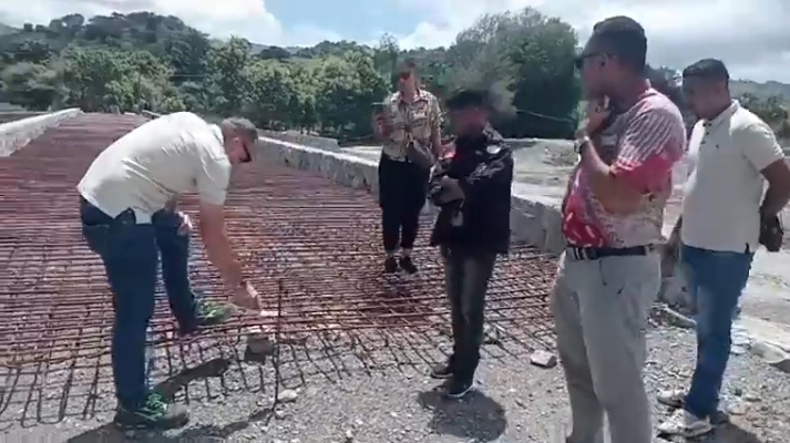 基础设施局局长视察欧库西道路桥梁工程进展