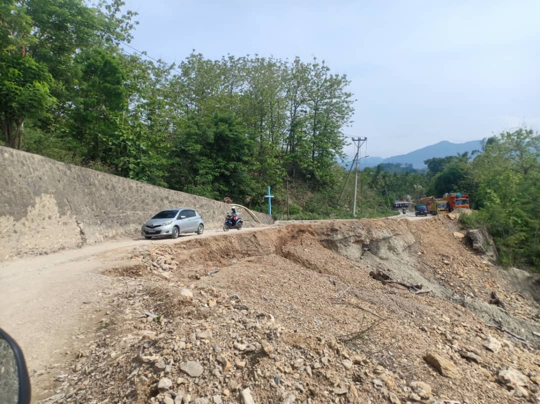 Don Boaventura公司开始平整维克克卢加托伊道路