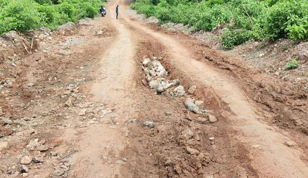 居民抱怨道路修复项目影响出行，村长呼吁尽快干预