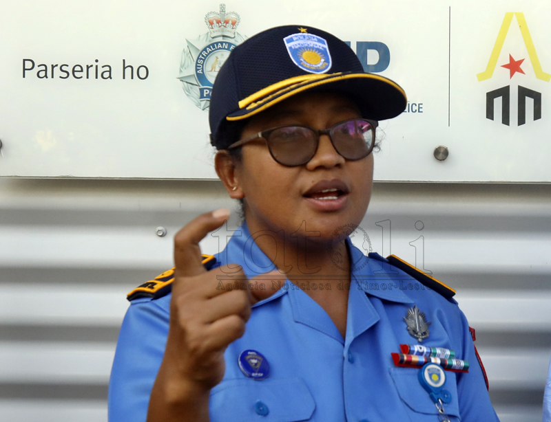 助理警务专员纳特西亚·马丁斯为赶记者道歉