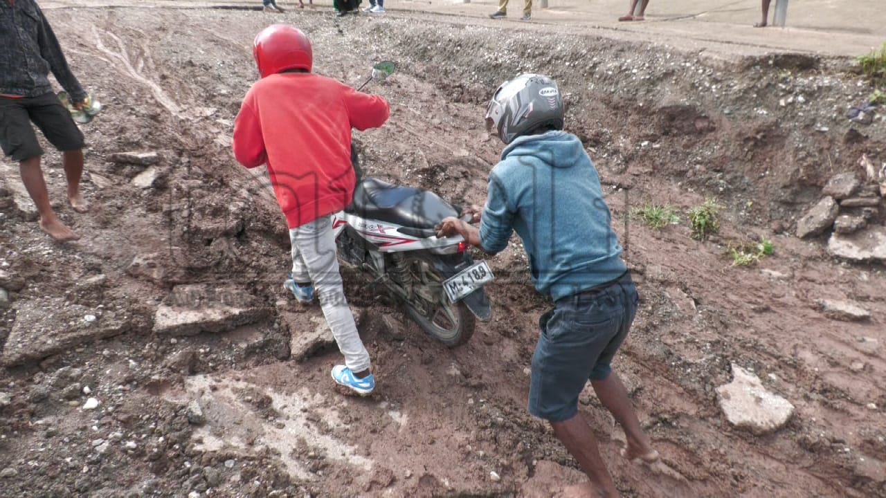 福霍雷姆居民抗议道路状况差
