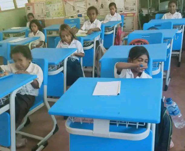 教育部向拉萨马小学分发90套课桌椅