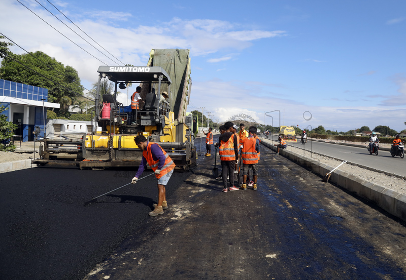 尼古劳·洛巴托环岛道路工程沥青铺设进入收尾阶段
