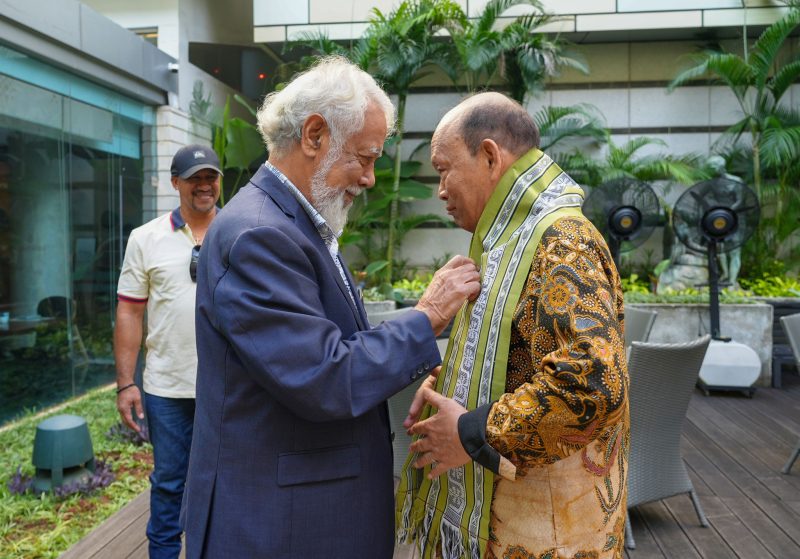 夏纳纳与印尼退役少将时隔34年重逢