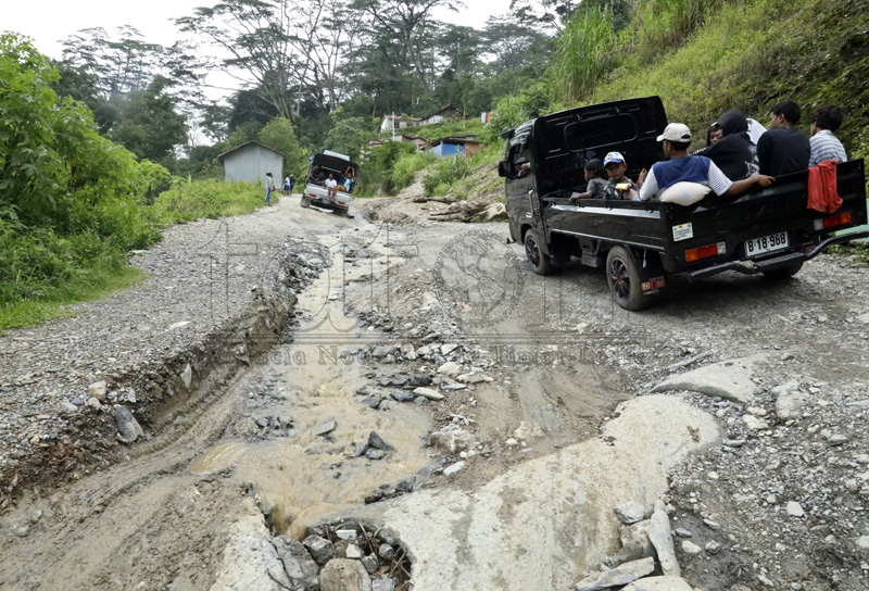 E委员会巡查发现多条道路状况糟糕