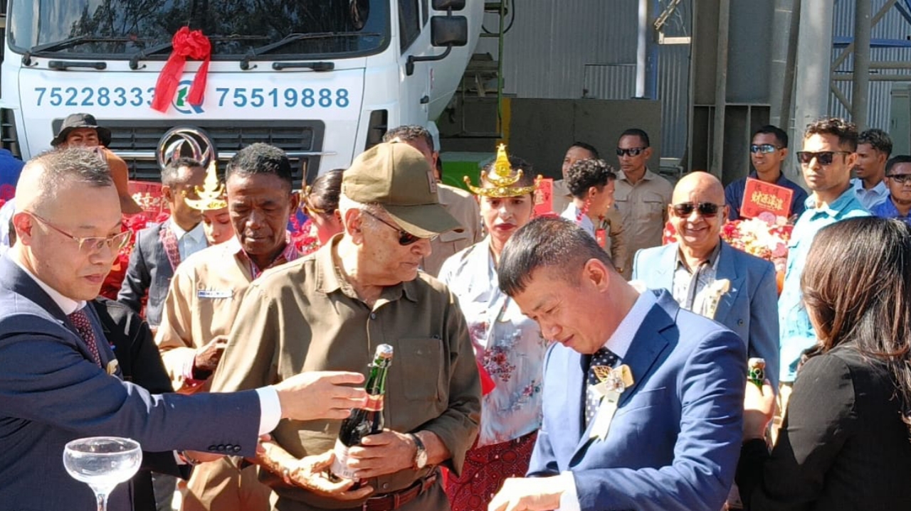 东帝汶总统奥尔塔祝贺清坤公司蒂巴尔混凝土厂投产