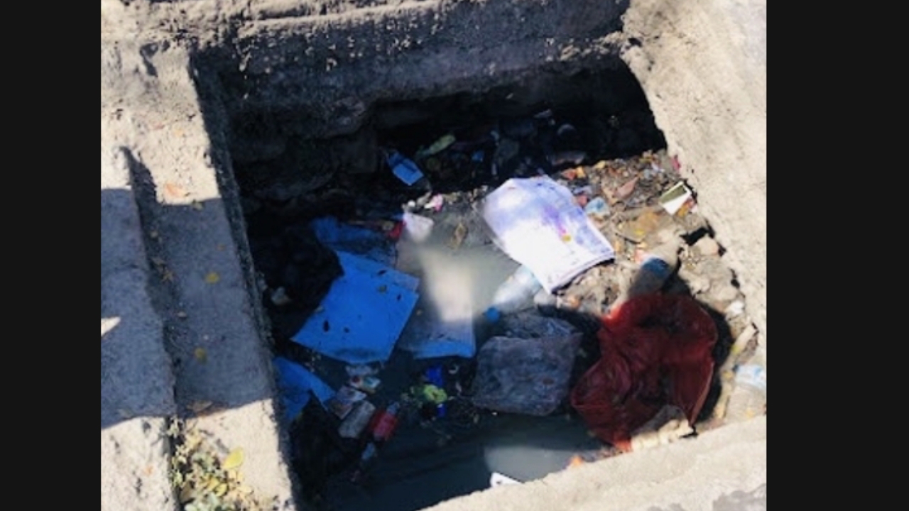 帝力排水沟垃圾淤积，城市面临洪水威胁