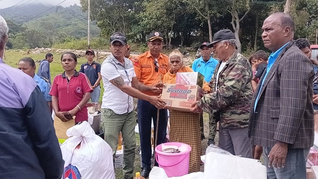 民防局向布伊洛火山受灾社区分发基本物资
