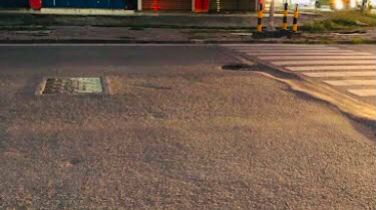 科尔梅拉地区道路坑洞威胁交通安全