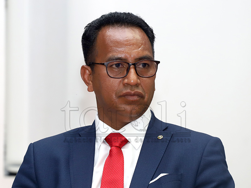 司法部长：政府将先培训人员再建最高法院