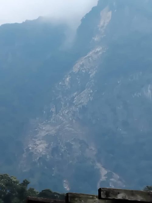 东帝汶维凯克地震致两屋受损山体滑坡