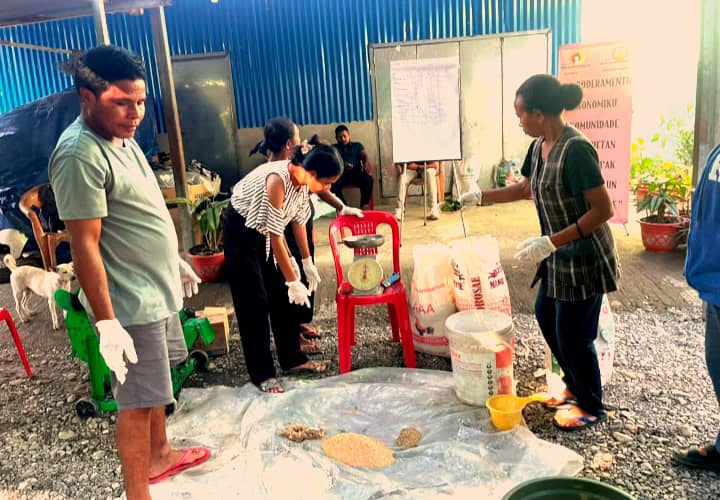 F-KHK为维克拉11个农业小组培训颗粒饲料加工