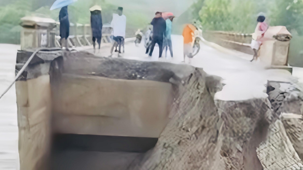 桥梁断裂阻碍偏远地区民生,观察家呼吁政府担责
