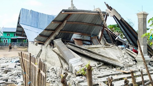 里卡多斯神父为印尼弗洛勒斯地震遇难者祈祷