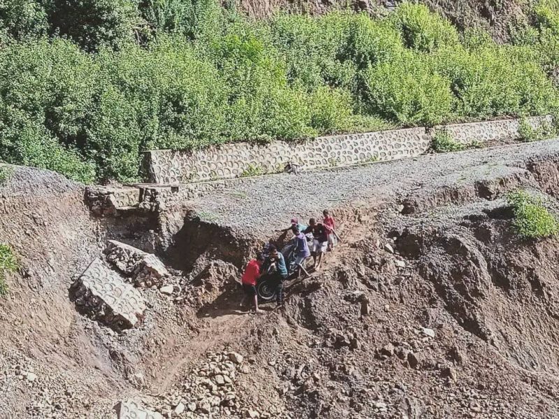 欧库西道路断裂半年未修，居民自筹修复