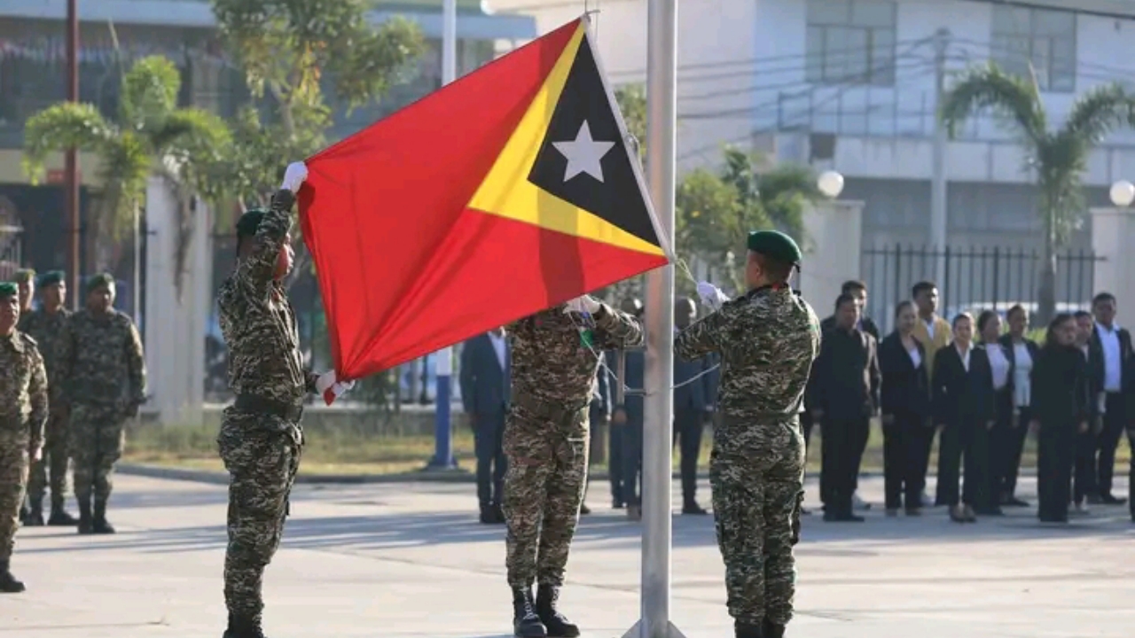 东帝汶国防军举行升旗仪式，国防部长强调团结与奉献