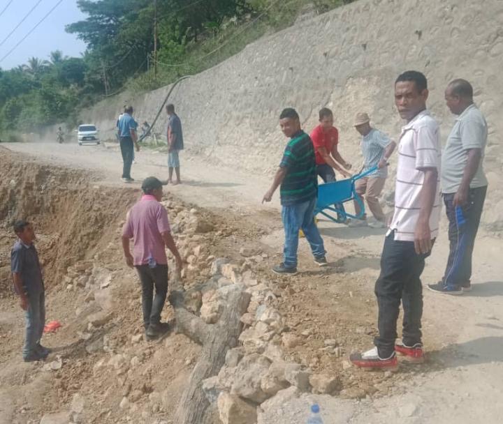 维凯克公务员自发抢修濒危道路