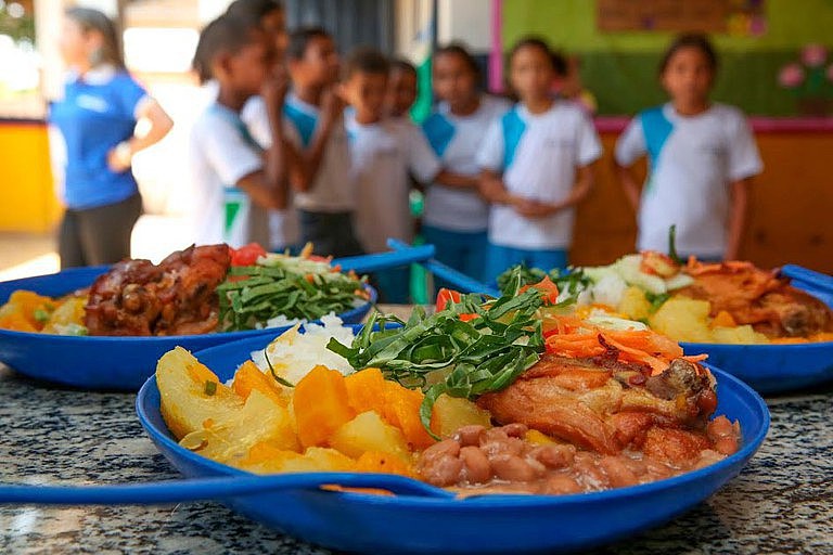 马六学校供餐供应商按菜单准备食物