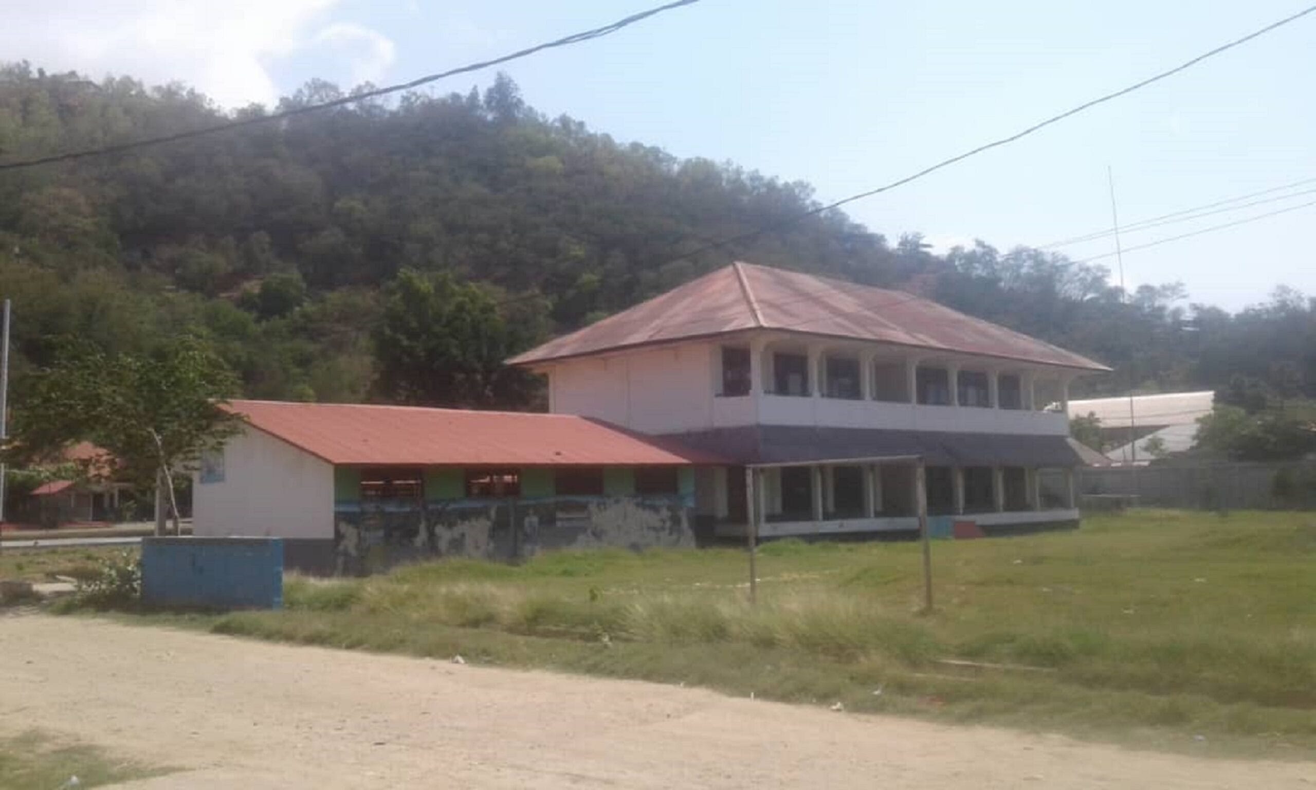 校长无权驱离占校社区