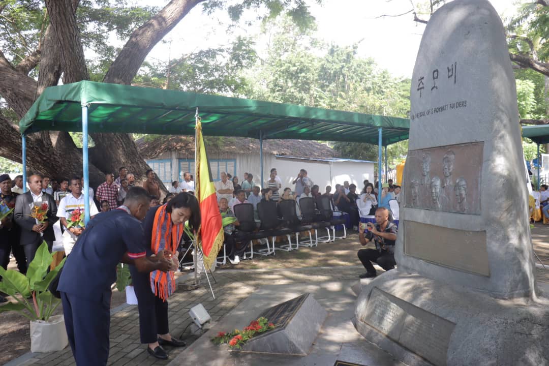 韩国驻东帝汶使馆与RAEOA向五名韩军烈士纪念碑致敬