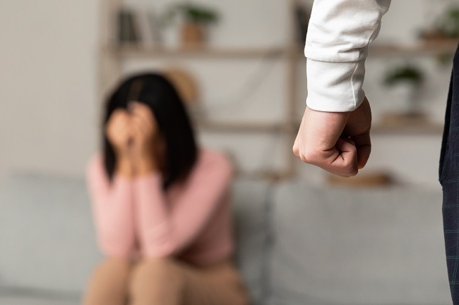 丈夫酒后用头盔打妻,帝力法院开庭审理